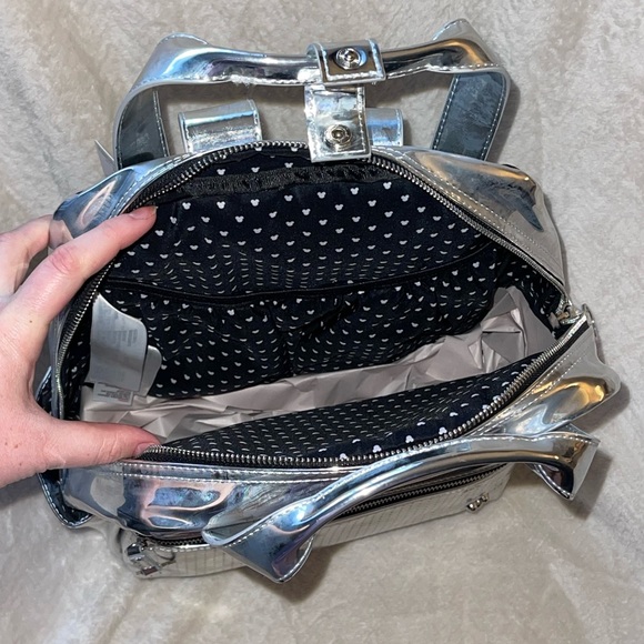 🌟ValentinesDaySale🌟Disney Visa Cardmember Exclusive Silver Pin Trade Backpack - Picture 7 of 7